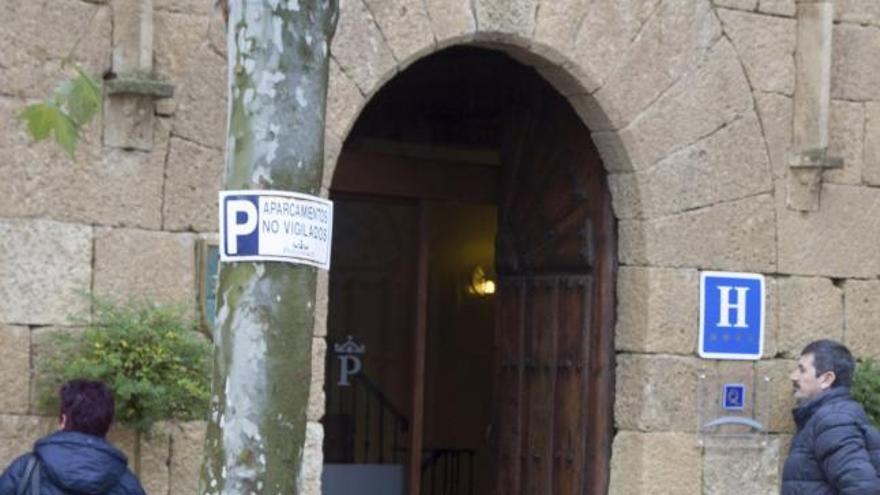 Dos personas en la puerta del Parador el pasado viernes.