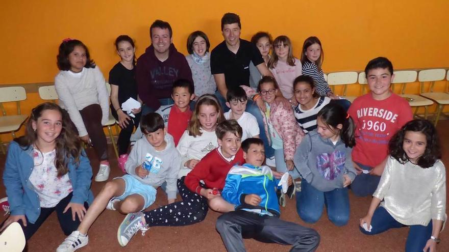 Alumnos del colegio Hermanos Arregui, con Berti Hevia y Chechu Rubiera.