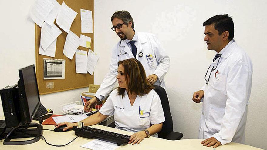 Varios médicos del Sergas consultan el ordenador.