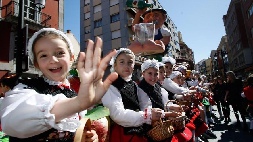 Un grupo de niñas vestidas de asturianas en una de las carrozas del Bollo.