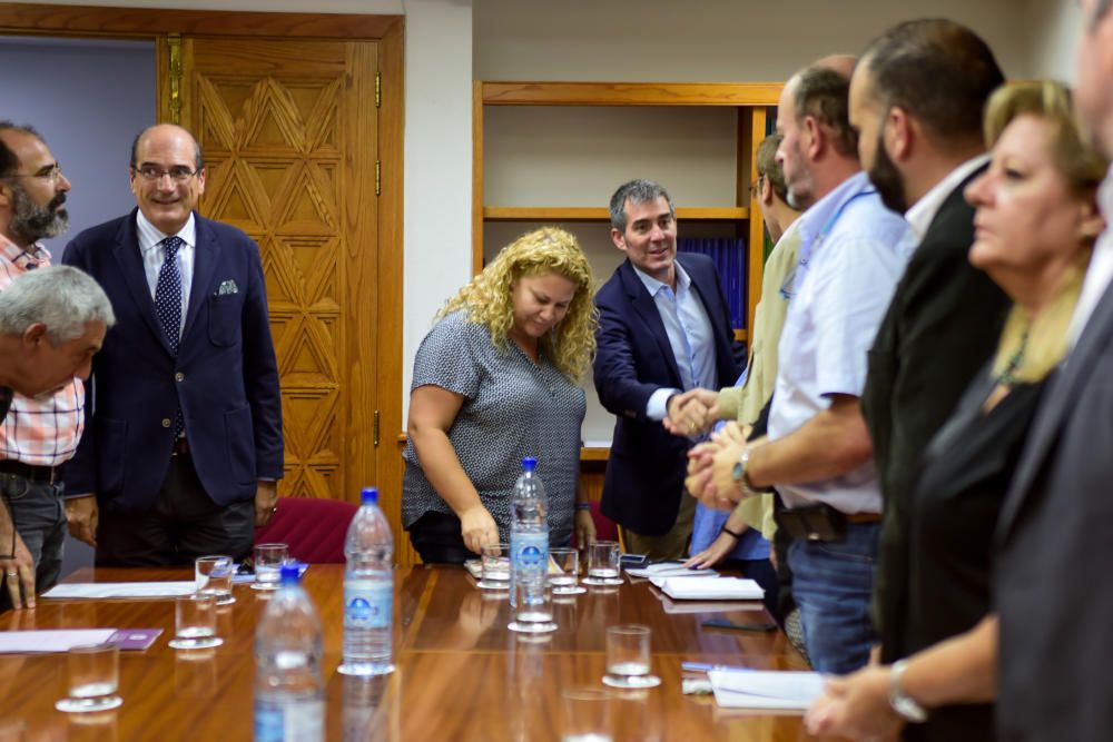 El presidente del Gobierno de Canarias, Fernando ...