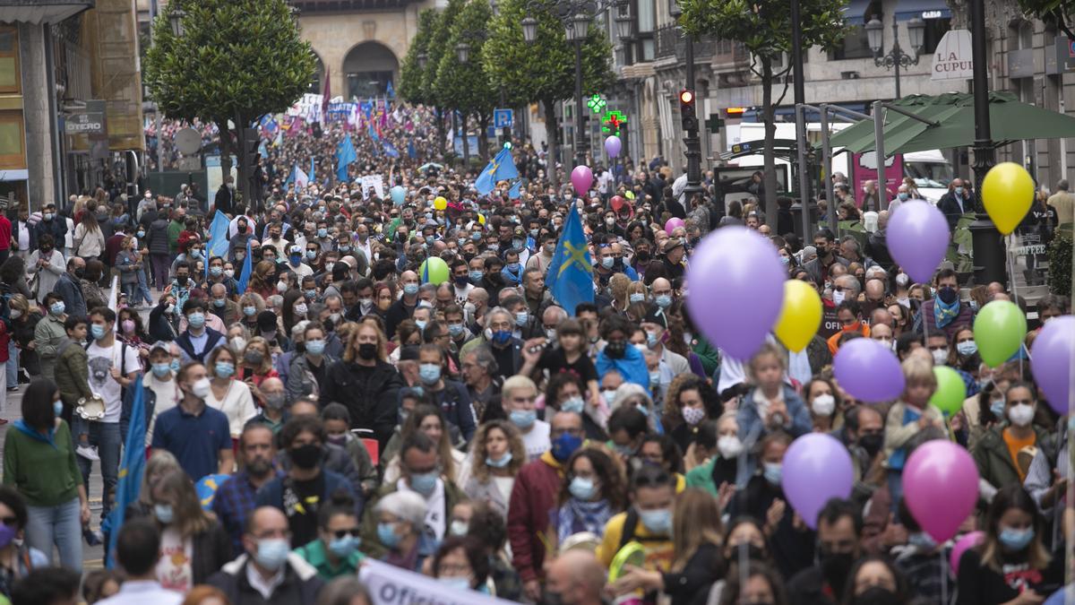 Los partidarios de la cooficialidad del asturiano se manifiestan en Oviedo