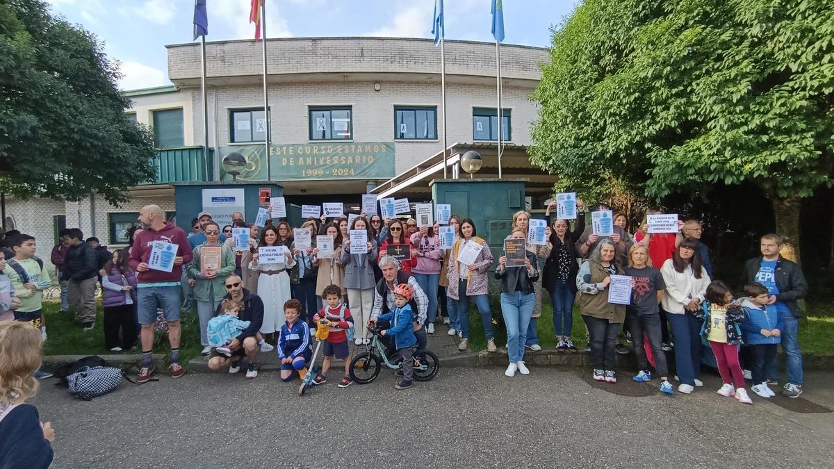 El equipo docente del colegio La Fresneda, acompañado por algunas familias, durante su concentración de este martes, antes del inicio de la jornada escolar.
