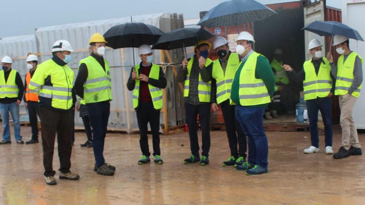 El alcalde, David García, visitó ayer las obras que ejecuta la empresa en Nules.  | MEDITERRÁNEO