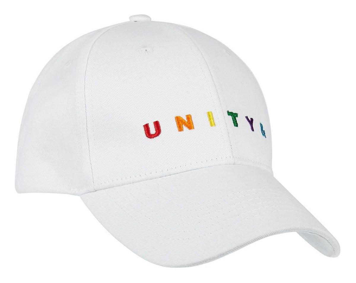 Gorra blanca con letras arcoíris de ASOS x GLAAD. (Precio: 15,99 euros)
