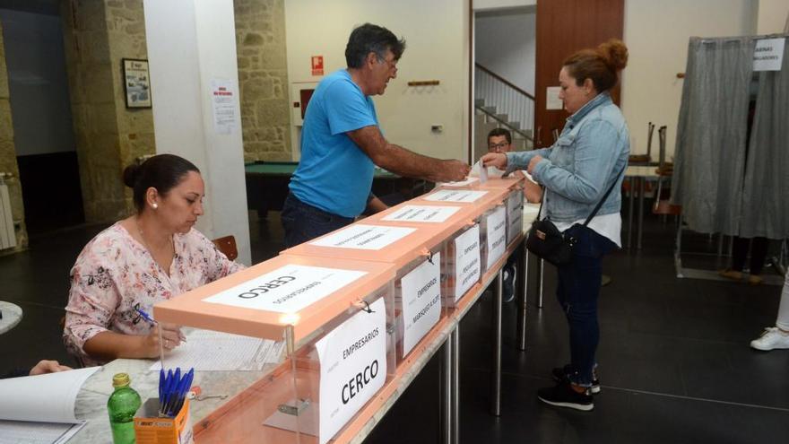 Una mesa electoral en la cofradía de Cambados.