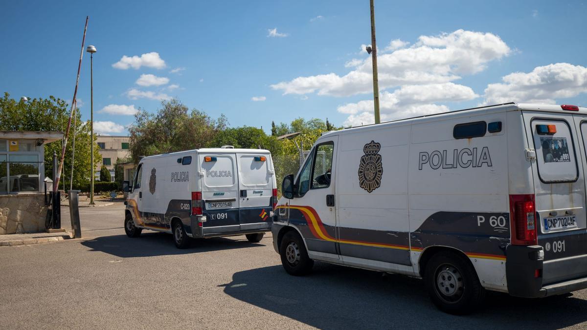 Los migrantes son trasladados al cuartel de Son Tous.