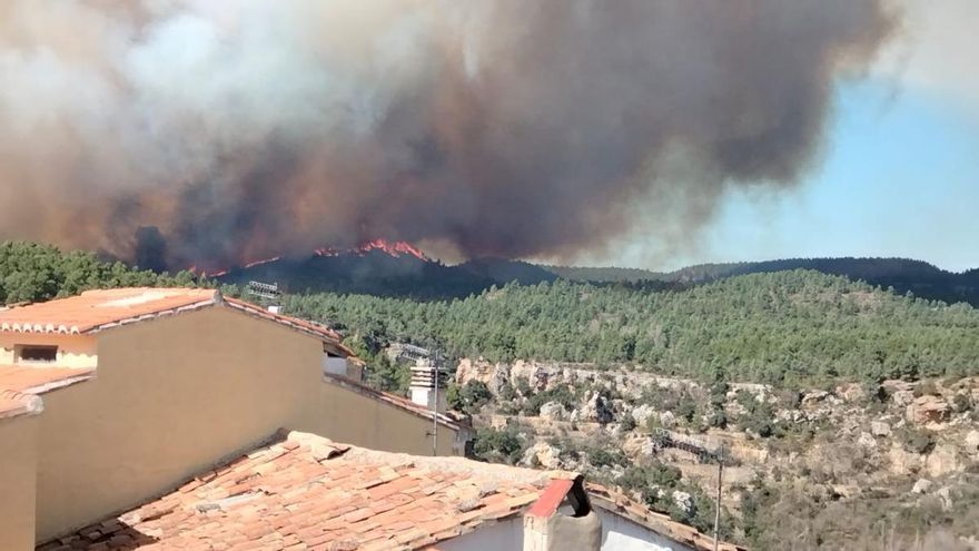 Un incendio forestal entre Castellón y Teruel obliga a evacuar a ocho poblaciones