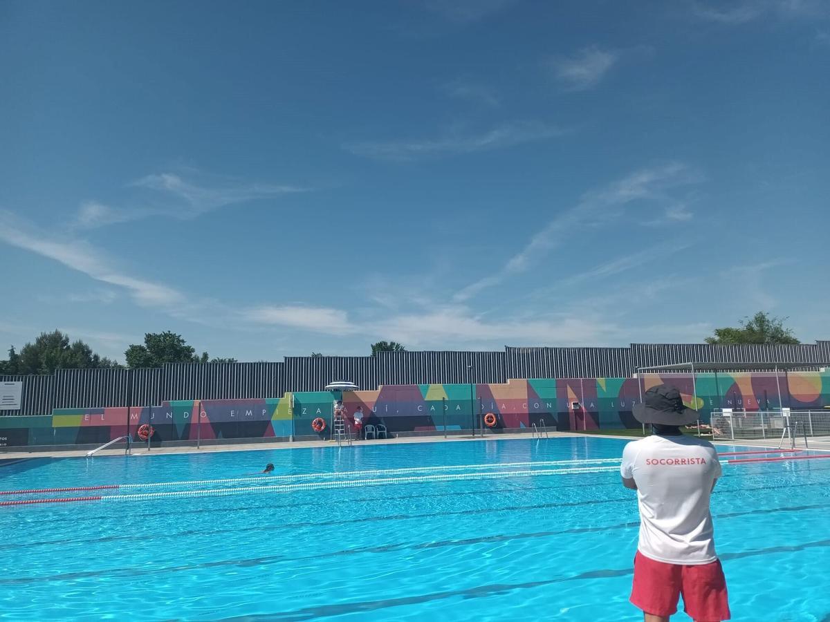 Piscina municipal al aire libre en Madrid.