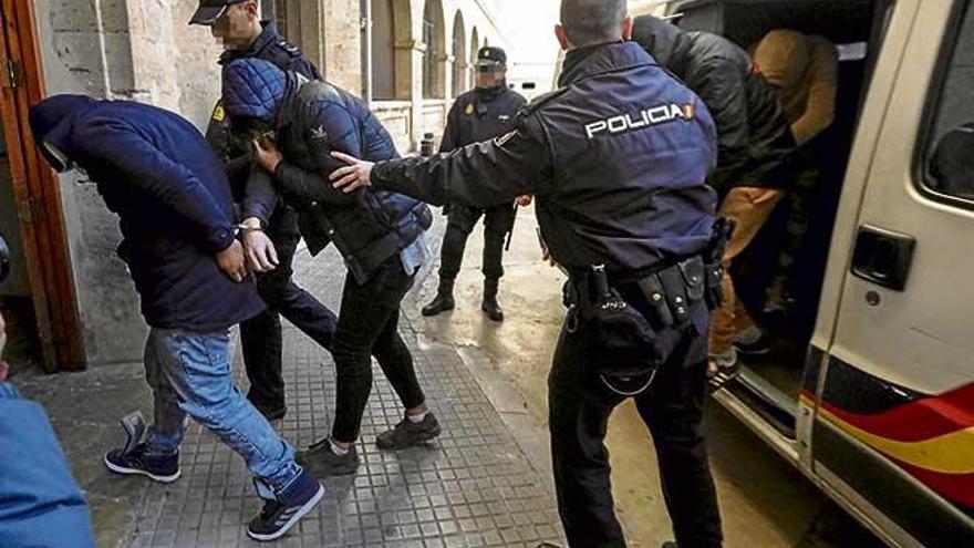 Varios de los detenidos por la Policía Nacional en la última operación en Son Banya, ayer en los juzgados.