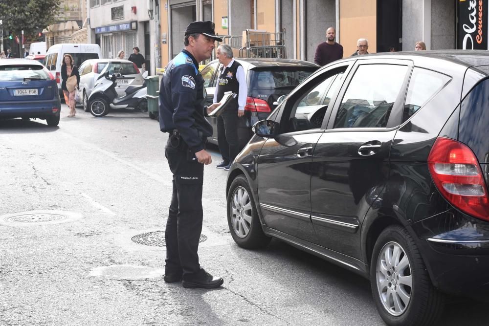 Policías locales informan a conductores y sancionan las infracciones más graves.