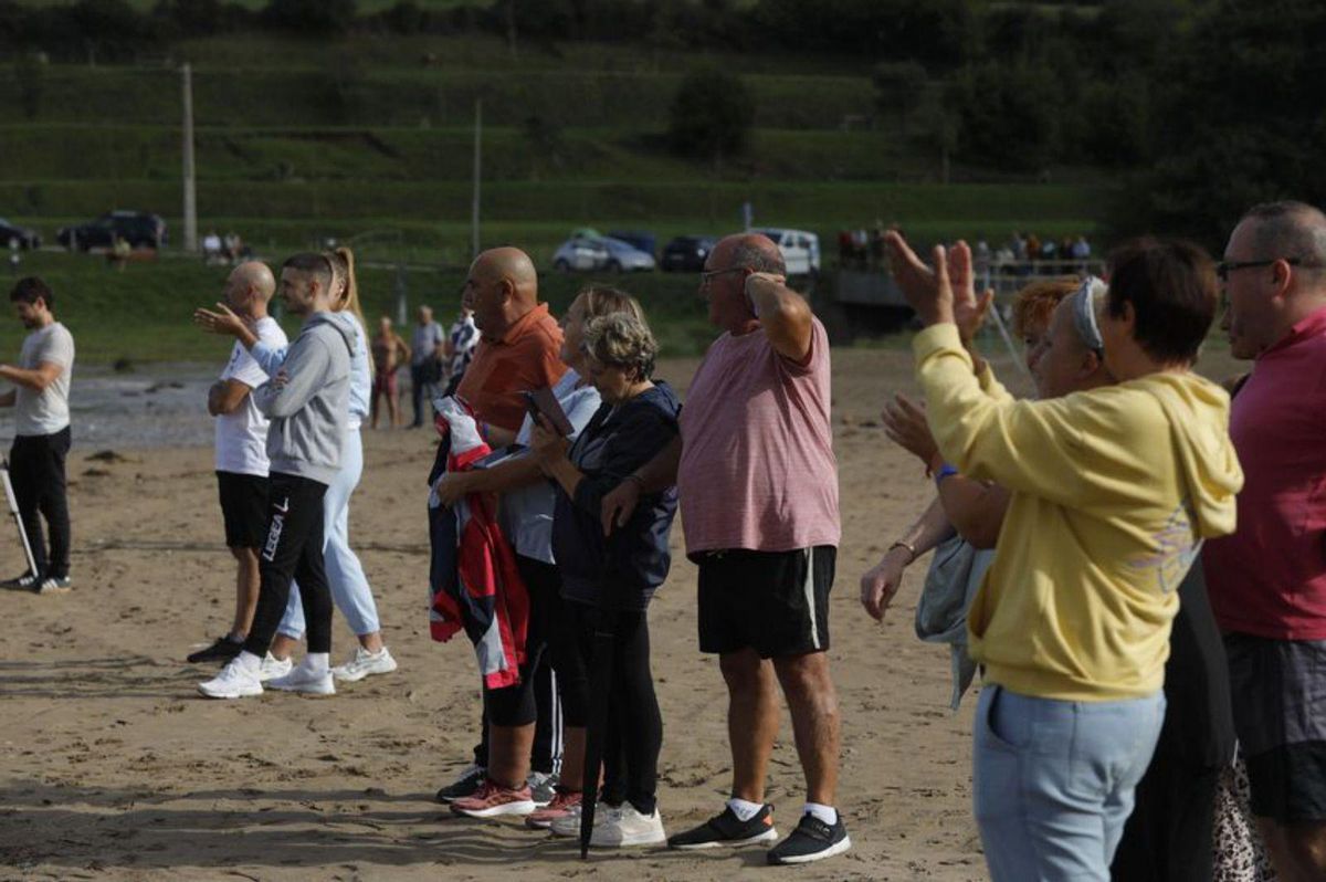 Fracasa la operación para sacar de la playa de Bañugues el velero que encalló el viernes