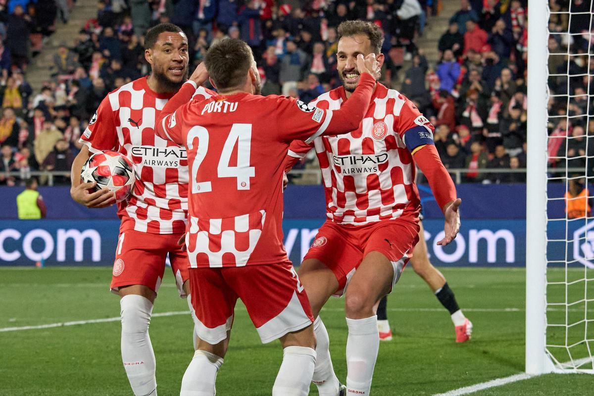 Stuani i Portu celebren el gol contra l'Arsenal que finalment no va pujar al marcador