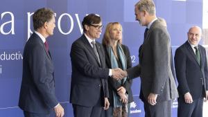 El president Salvador Illa saluda al rey Felipe VI en un acto el pasado mes de mayo