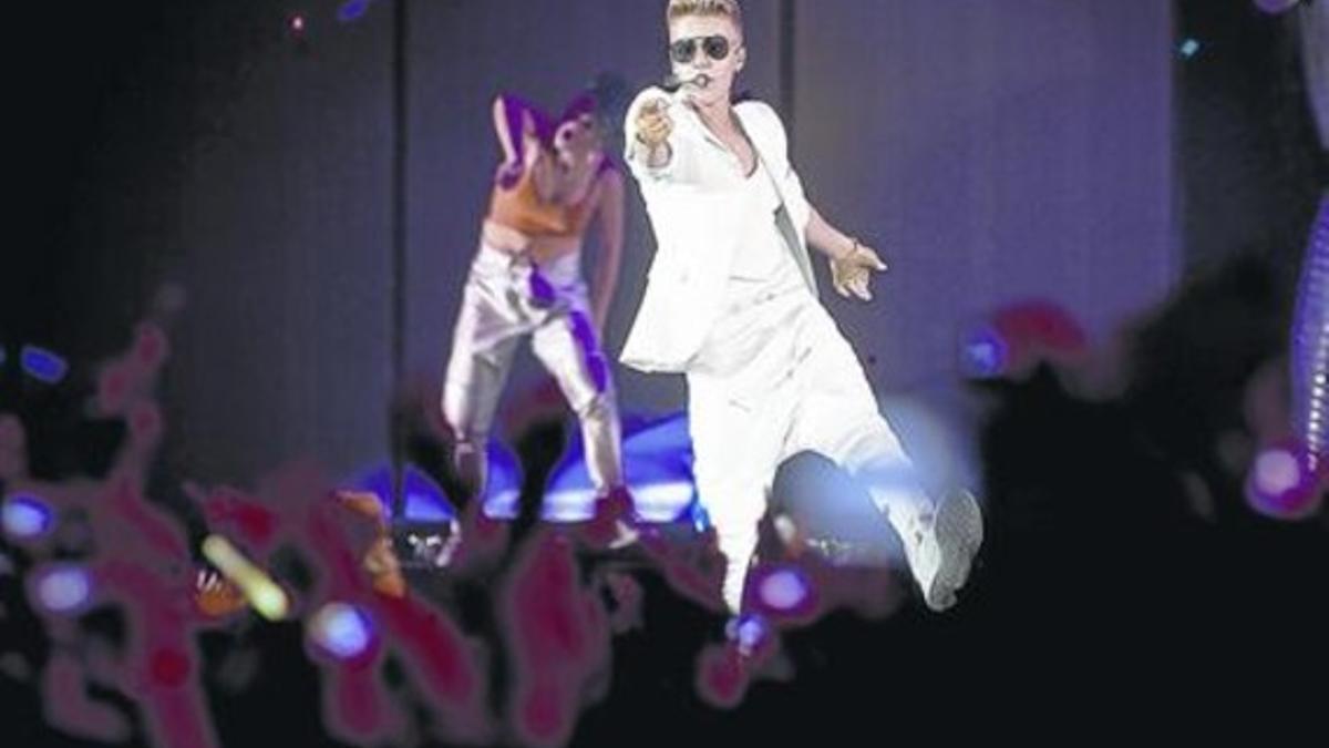 Justin Bieber 8 El cantante, que comenzó en Youtube, filmado por sus fans en Barcelona, en el 2013.