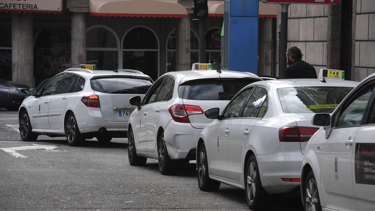 Taxis en la plaza de Pontevedra.