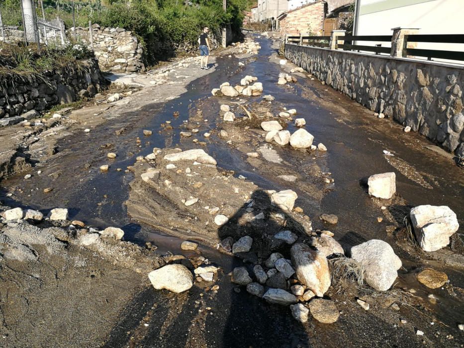 Las riadas arrastraron ceniza y piedras en Xunqueira de Espadanedo // FdV