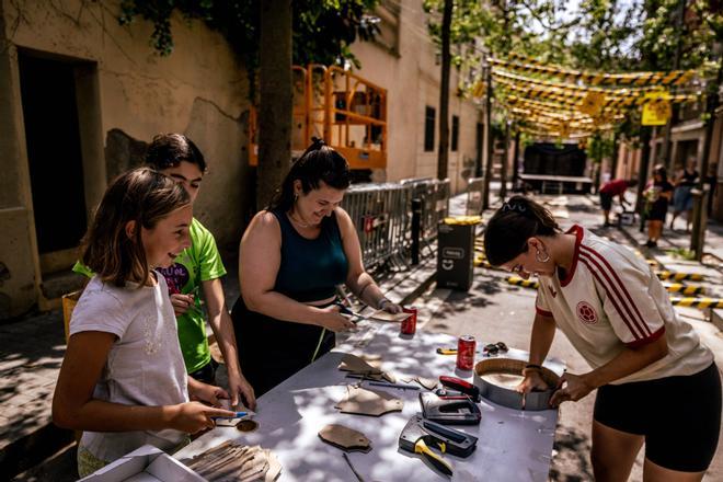 Leticia Dolera reivindica Sants como espacio de resistencia y comunidad durante el pregón de la Festa Major