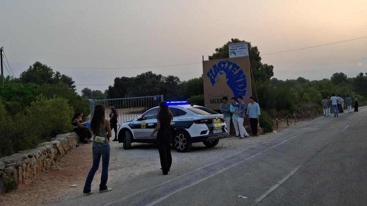 La Policía Local vigila la entrada a la discoteca, donde todavía permanecían varios jóvenes, en uno de los días que el Montgó estaba cerrado por riesgo extremo de incendio