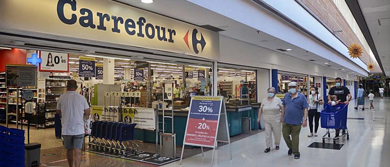 Clientes en el último día de apertura de Carrefour en A Barca.   | // R.V.