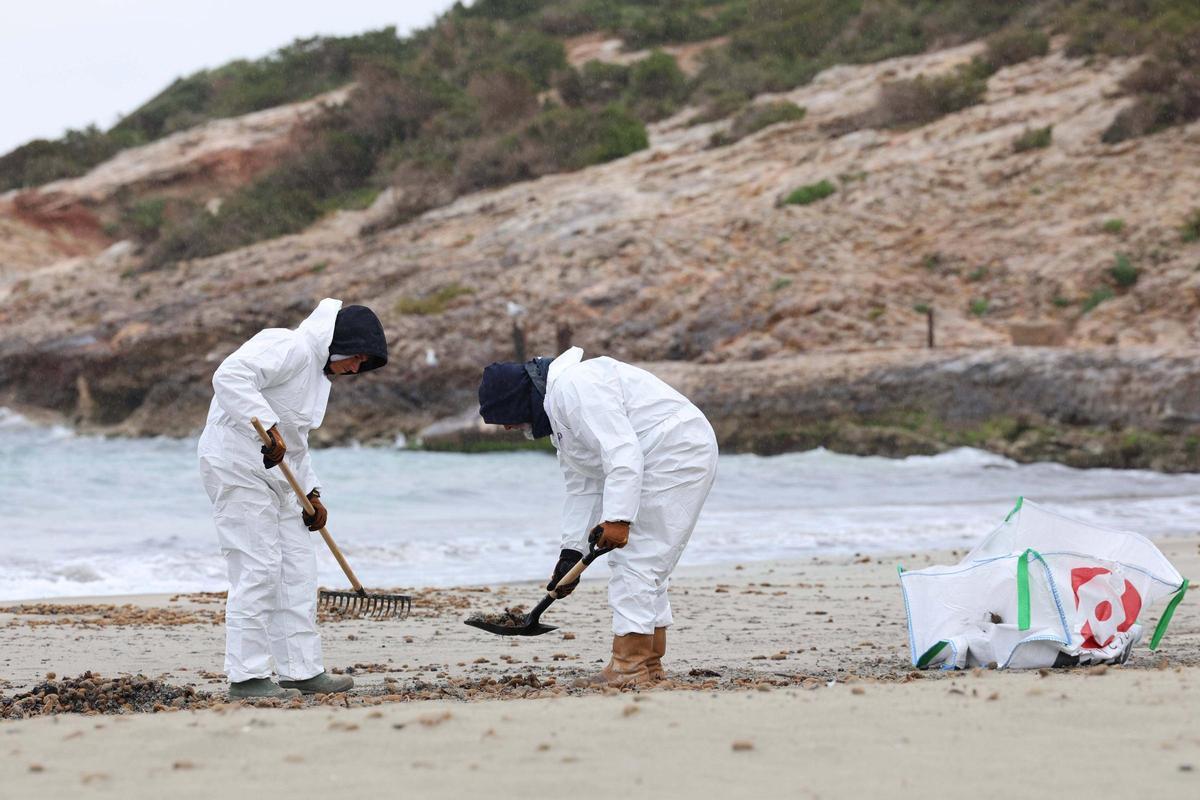 Trabajos de limpieza en la Xanga y Platja d’en Bossa de los restos del yate incendiado en Ibiza