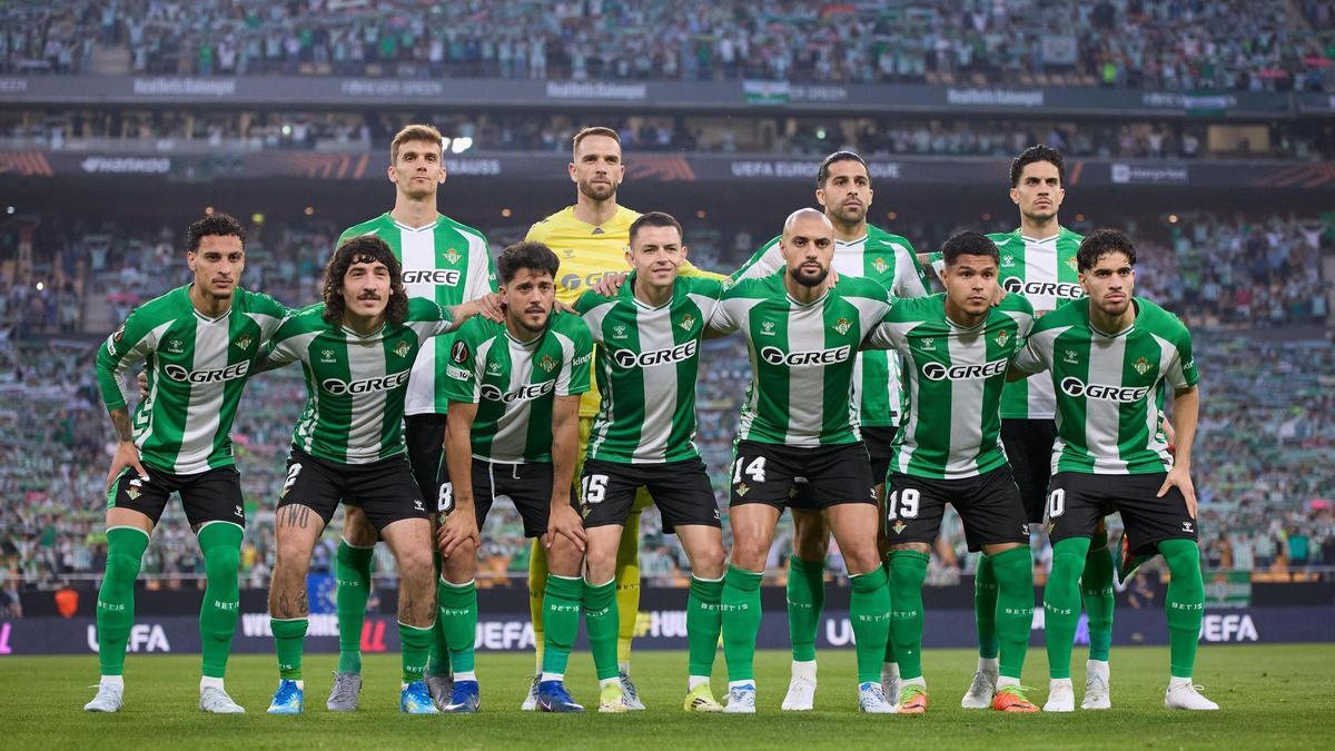 Los jugadores del Betis posan en el partido Forever Green en La Cartuja antes de medirse al Sporting de Braga en la vuelta de cuartos de final de la Europa League