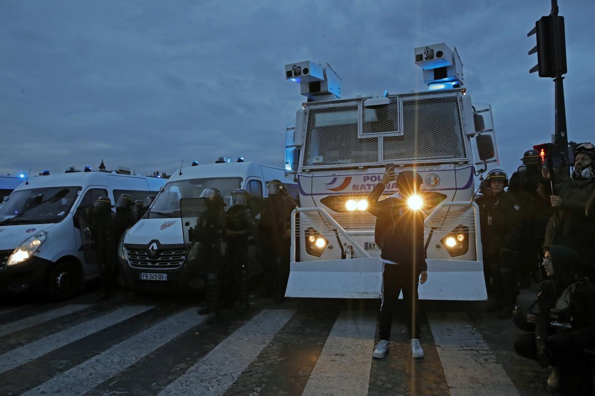 Paris (France), 17/03/2023.- French Police forces secure a perimeter as people gather at Concorde square near the National Assembly to protest against the pension reform law in Paris, France, 17 March 2023. Protests continue for the second day near the National Assembly after French Prime Minister Elisabeth Borne on 16 March had announced the use of article 49 paragraph 3 (49.3) of the Constitution of France to have the text on the controversial pension reform law to be definitively adopted without a vote. (Protestas, Francia, Concordia) EFE/EPA/TERESA SUAREZ