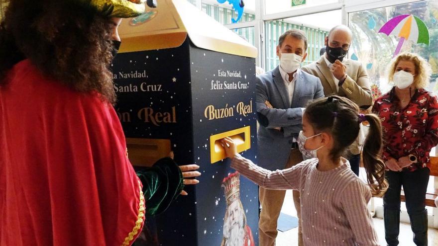 Fiestas instala buzones  para que los niños envíen sus cartas a los Reyes Magos