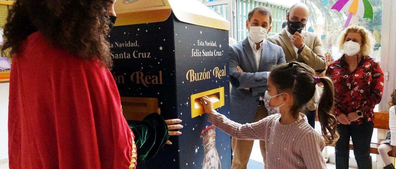 El alcalde y los concejales de Fiestas y de Anaga en la entrega de un buzón de los Reyes Magos, en Los Campitos.