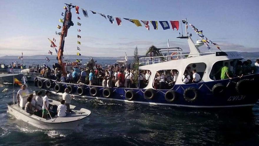 La procesión marítima de la Virgen del Carmen del año pasado. // Gonzalo Núñez