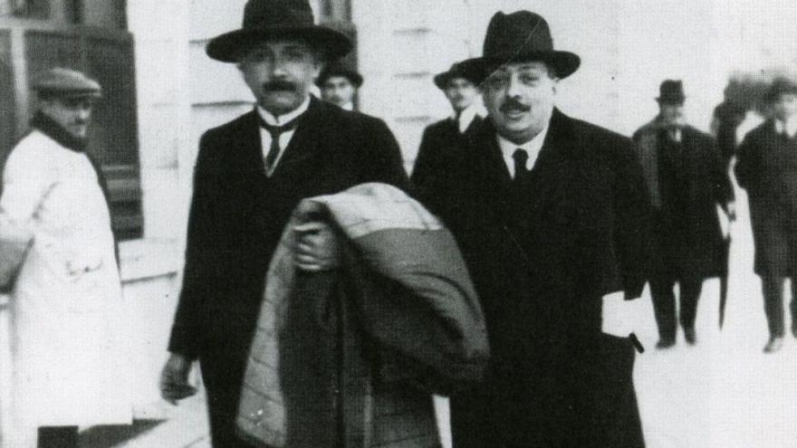 Los físicos Albert Einstein (izquierda) y Blas Cabrera Felipe, en Madrid, en una fotografía de 1923.