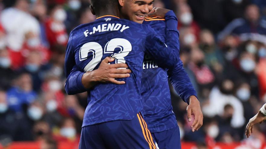 Casemiro y Mendy celebran el cuarto gol del Real Madrid al Granada, ayer en Los Cármenes. |  // EUROPA PRESS