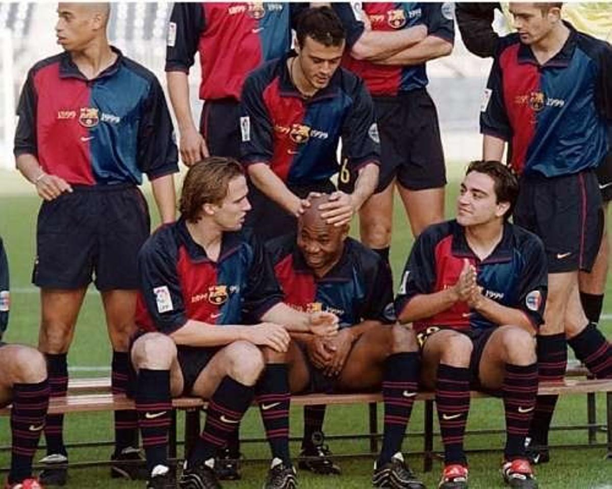 Luis Enrique, bromeando con Amunike durante la foto de equipo del Barça