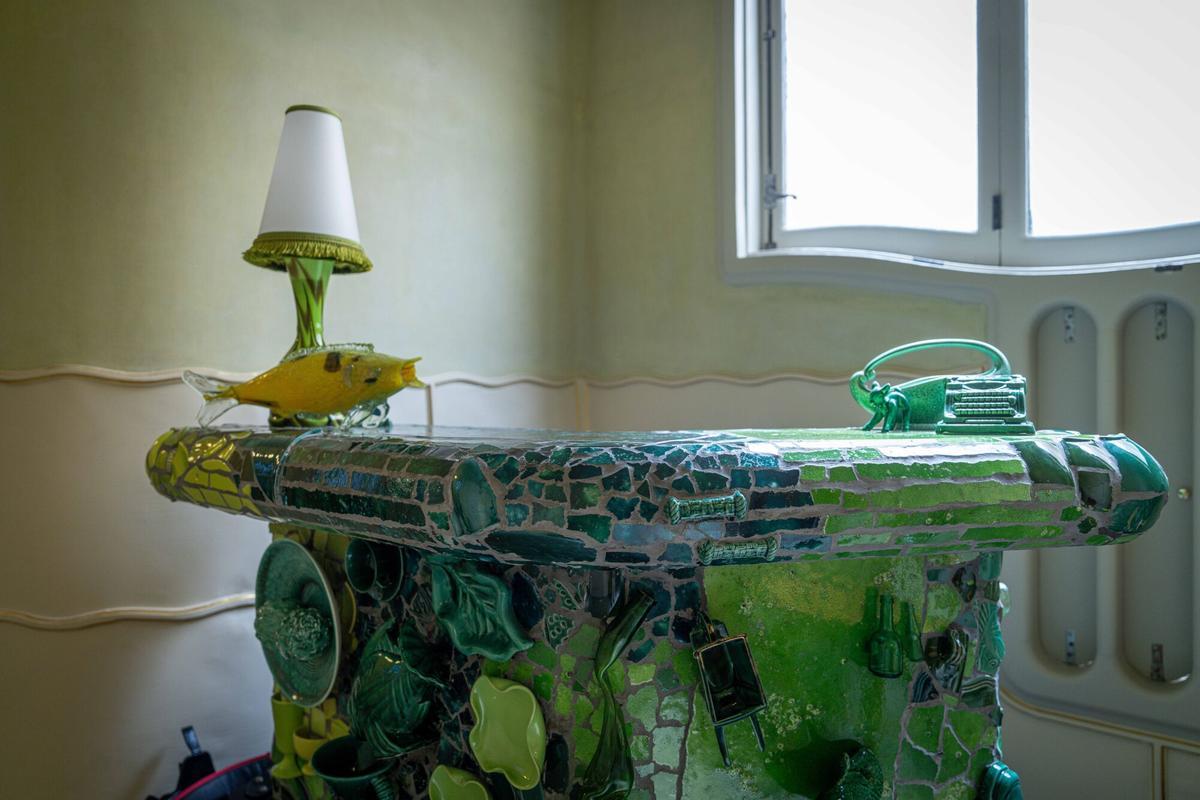 Muebles y decoraciones en el tercer piso de la Casa Batlló.