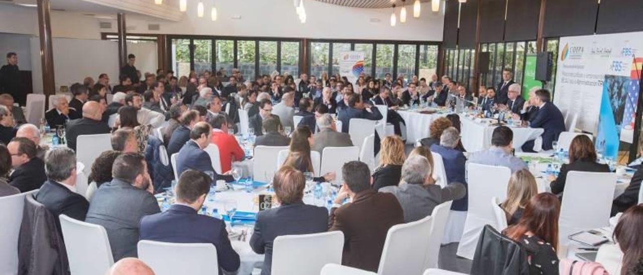 Más de 200 empresarios participaron en el desayuno con el exministro Margallo organizado por Coepa en el restaurante El Maestral.