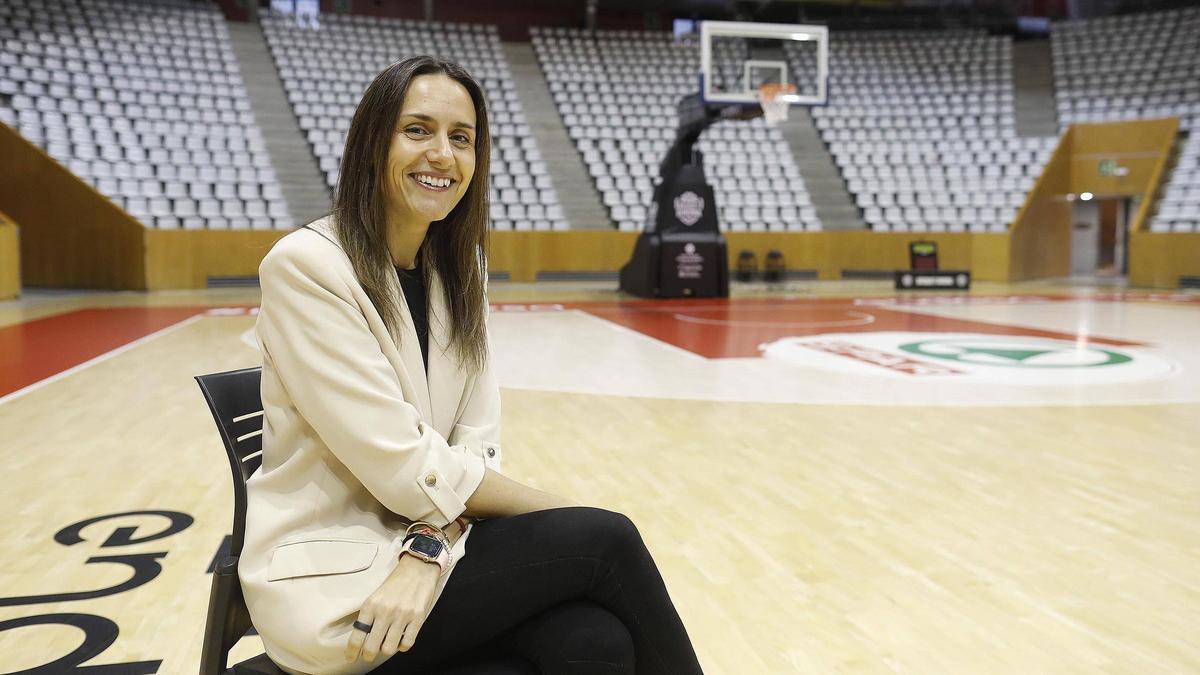 Stefi Batlle, CEO del Bàsquet Girona, a la pista del pavelló de Fontajau.