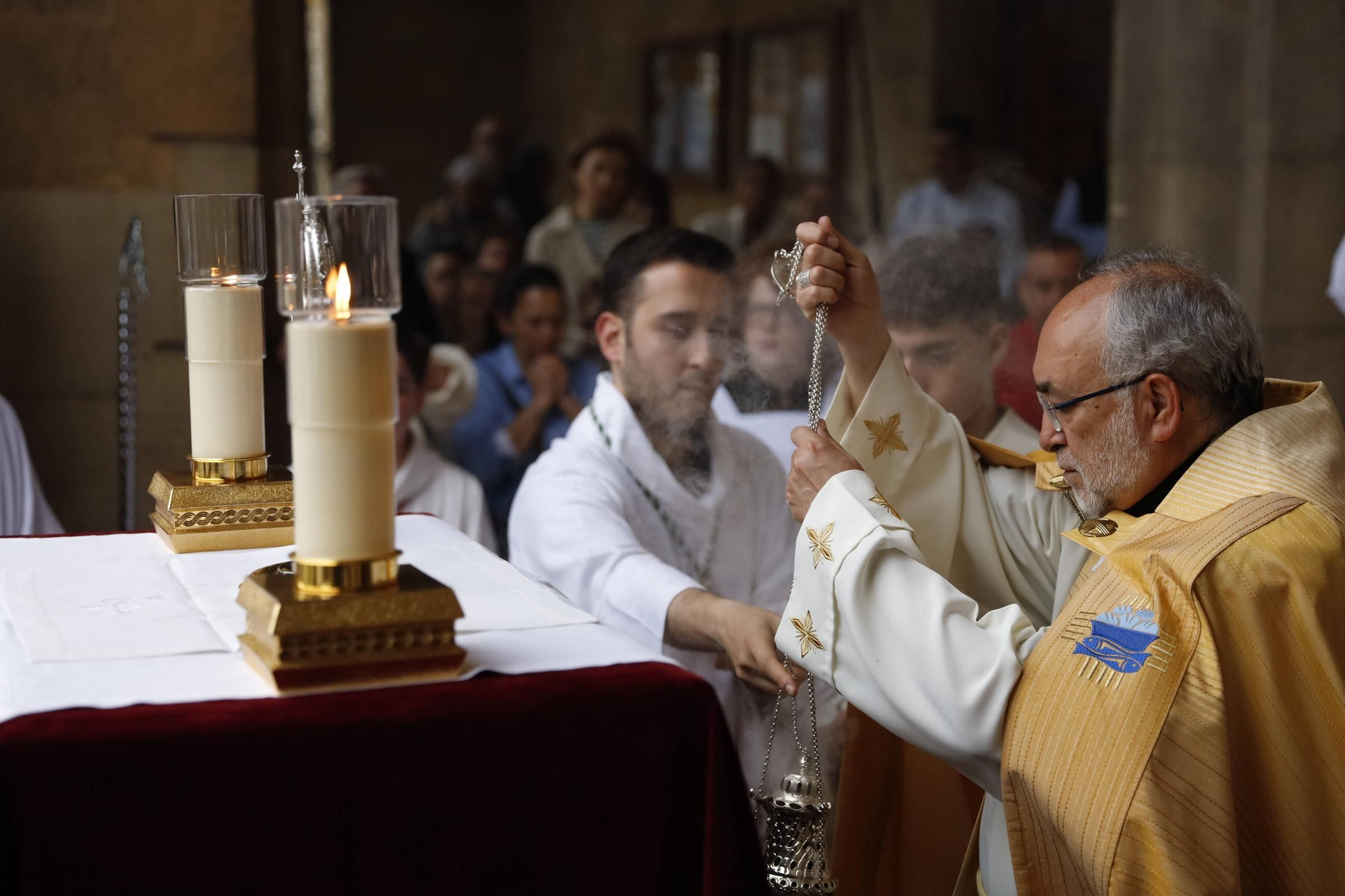 Pétalos, incienso, niños... así fue la procesión del Corpus Christi en Gijón (en imágenes)