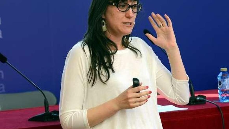 Cristina Maria Angulo en la conferència que va oferir ahir. // R. Vázquez