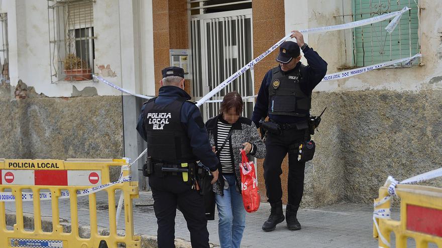 Una vecina abandona su vivienda en San Antón el pasado viernes / Matías Segarra