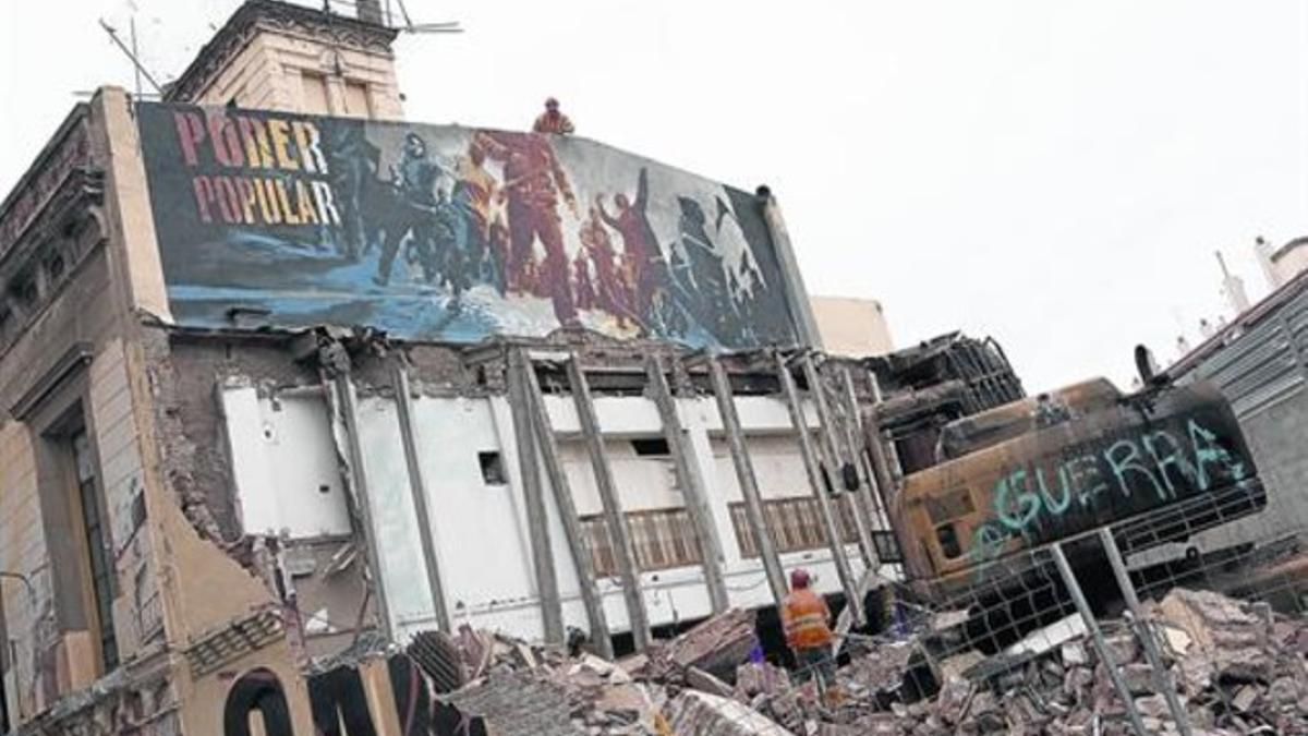 La excavadora carbonizada coronalos cascotes de lo que fue el centro de Can Vies.