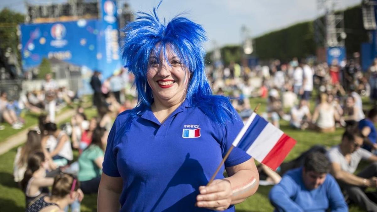 Una seguidora francesa, en la 'fan-zone' de París, dispuesta a presenciar el concierto de David Guetta