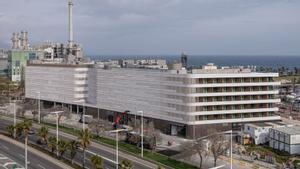 L’hotel SLS Barcelona, amb la Ronda Litoral en primer terme i la incineradora al fons. | MANU MITRU