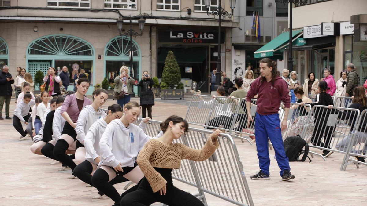 Danza en la calle para estrenar la plaza Longoria de Oviedo: así fue la iniciativa que sorprendió a los paseantes