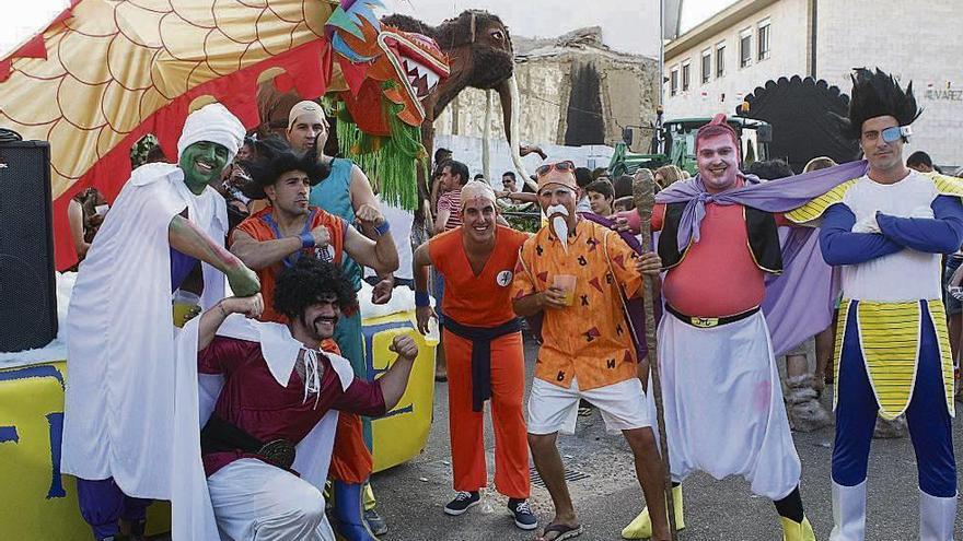 A la izquierda, desfile de carrozas de las fiestas de Coreses del pasado año. A la derecha, un momento del encierro ecológico.