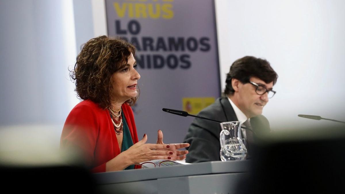 La ministra de Hacienda y portavoz del Gobierno, María Jesús Montero, con el titular de Sanidad, Salvador Illa, este 20 de octubre tras la reunión semanal del Ejecutivo en la Moncloa.