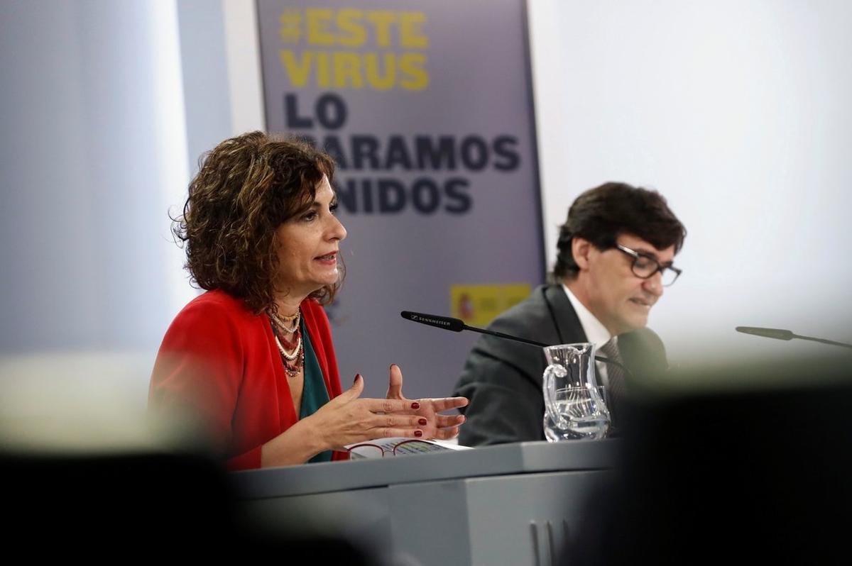 MADRID, 20/10/2020.- La ministra de Hacienda y Portavoz del Gobierno, María Jesús Montero y el ministro de Sanidad, Salvador Illa, durante la rueda de prensa posterior a la reunión semanal del Consejo de ministros, este martes en Moncloa. EFE/ Mariscal