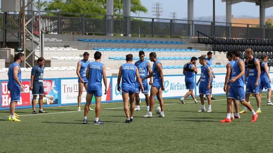 La plantilla del Baleares realizó ayer un entrenamiento de recuperación en Son Malferit.