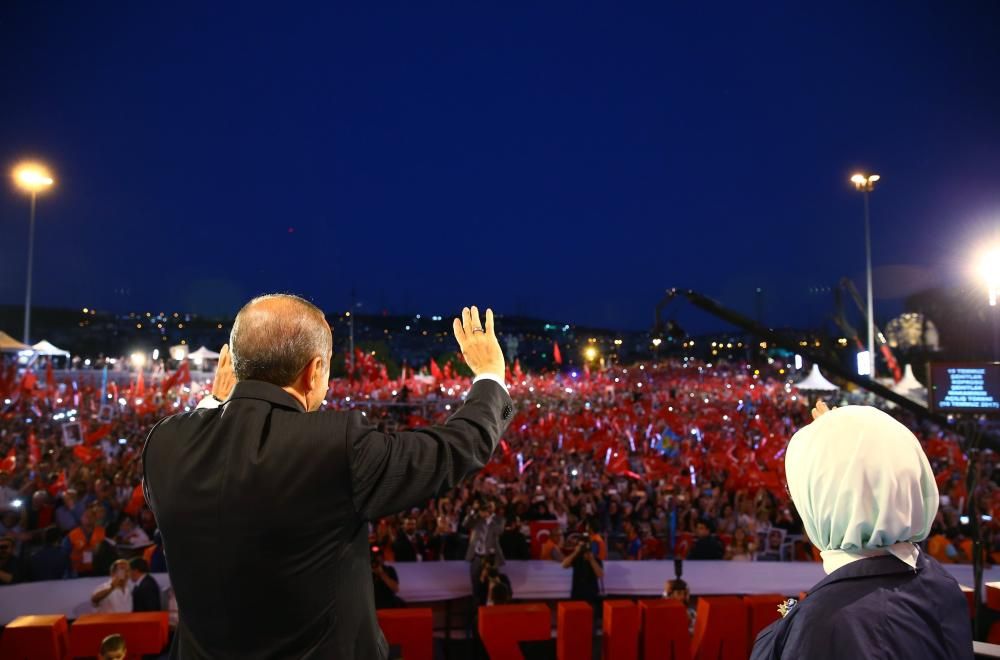 Multitudinaria marcha en Estambul en