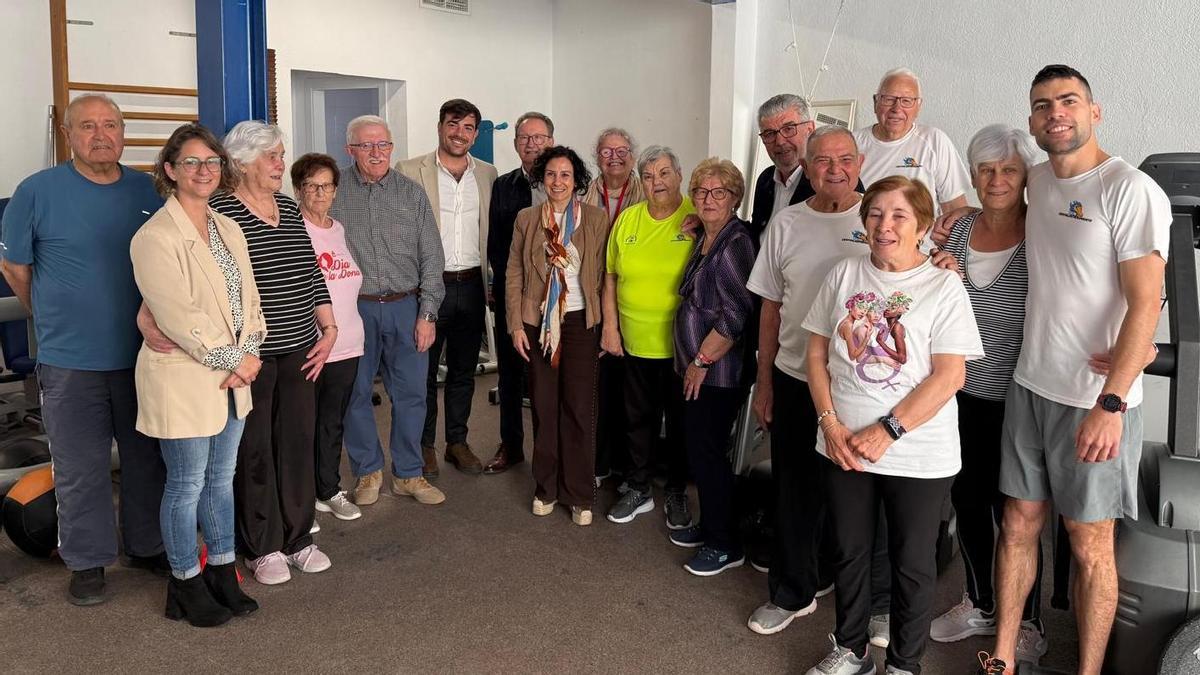 Foto de familia de la visita de la consellera de Servicios Sociales a Alcalà de Xivert.