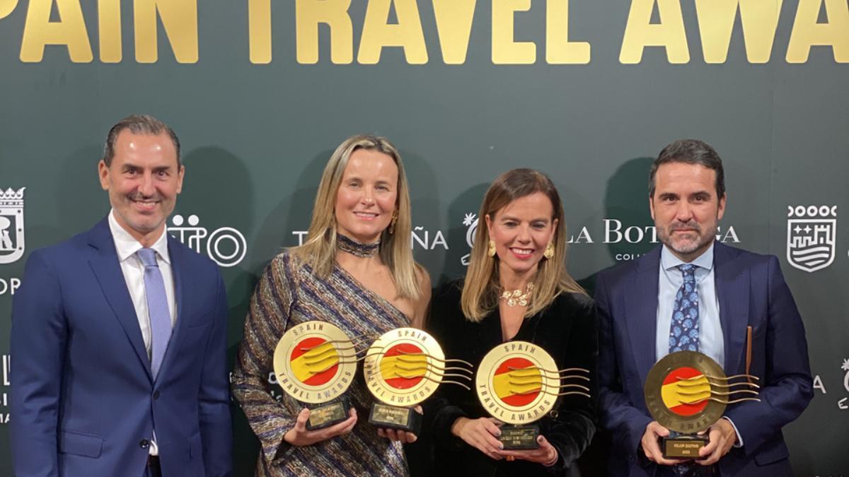 Maíllo posa con el galardón junto a sus homólogos de Valencia, Paula Llobet; y Málaga, Jacobo Florido, y en compañía del director de Turismo de Madrid, Héctor Coronel.